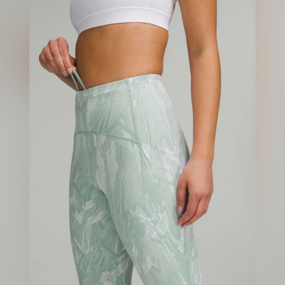 Lululemon Swift Speed HR Crop 21” NWT C25011 - Picture 2 of 5